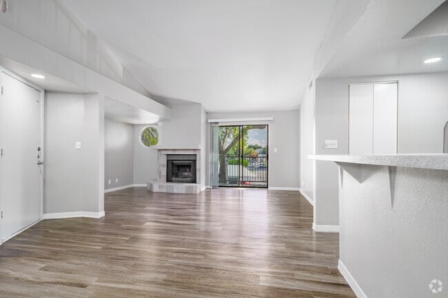 2BR, 2BA - 1008SF - Living Room