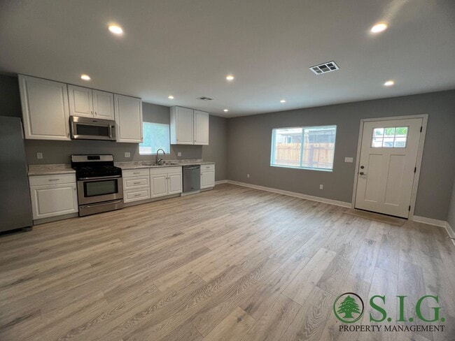 Photo - 11516 Kelowna St Unit 11516 (Back House)