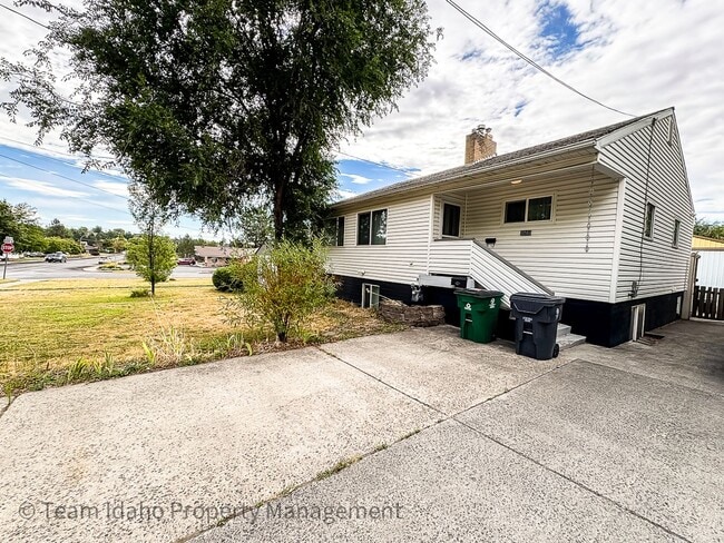 Photo - 1123 E 6th St Apartment Unit 1123 E 6th #B - Lower