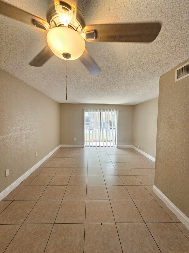 Building Photo - 4324 NW 9th Ave Unit 6-1c