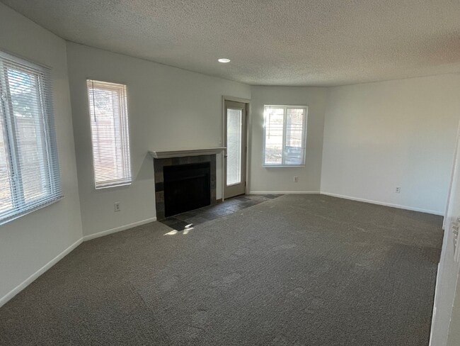 Photo - 1 bedroom, 1 bathroom lower level unit with River views. Unidad 2