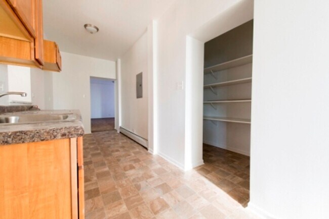 4815 W Monroe