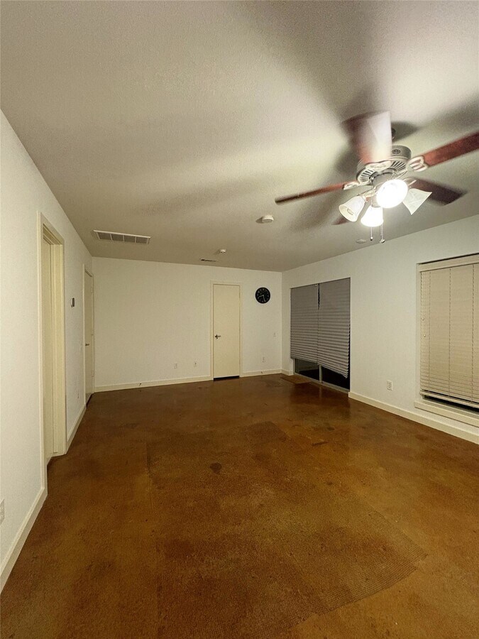 Photo - 2918 Commerce St