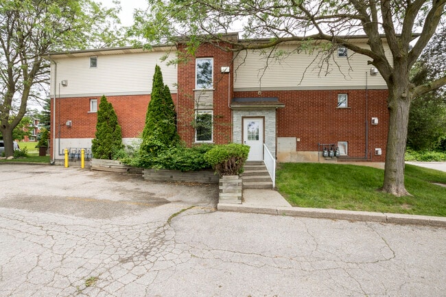 Photo - 647 Victoria St S