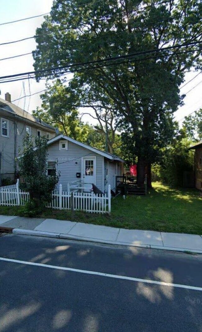 Charming 3 bedroom, 1 bath recently update... - Charming 3 bedroom, 1 bath recently update...