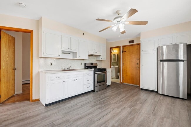 Building Photo - 39 W 51st St Unit 3