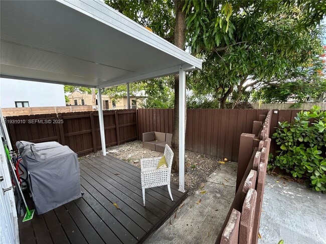 Photo - 551 NW 41st St Unit 4