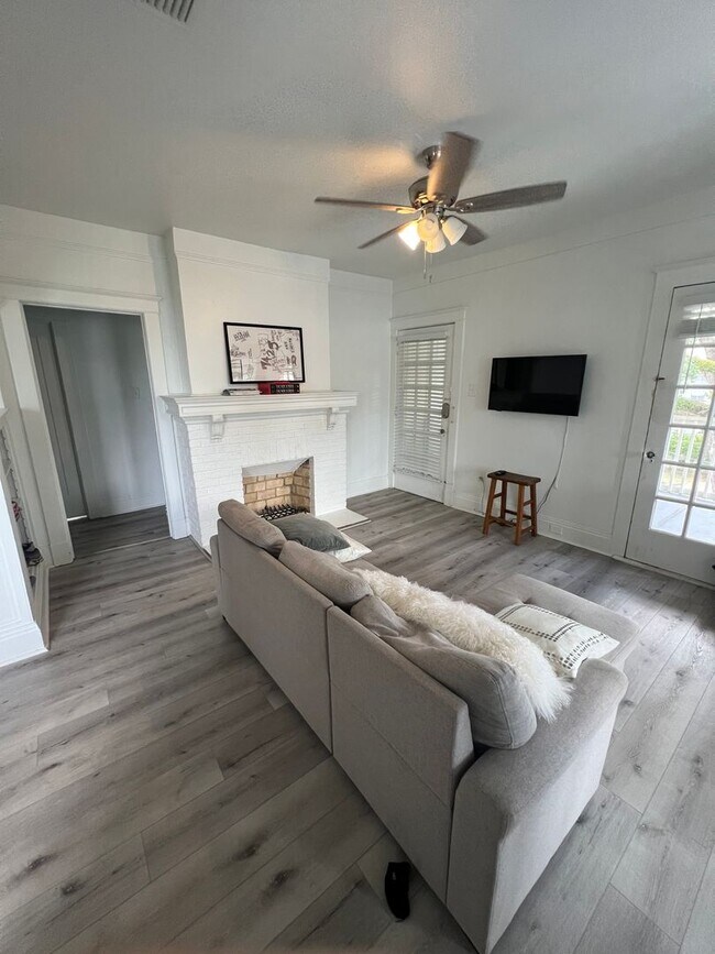 Photo - Lovely 5bd/2ba Near Campus with Balcony! Unit 7425 - 3rd Floor