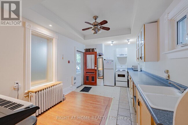 Photo - 220 Lyon St. N