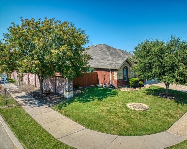 Photo - 201 Clydesdale St