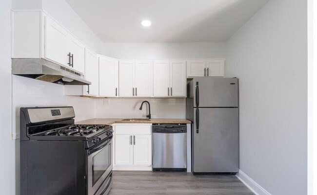 Kitchen-Classic (1BR, 1BA 788SF)