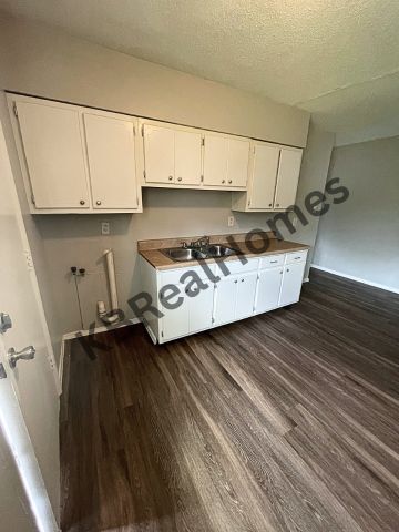 6 E McKellar Ave