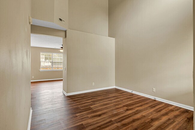 Photo - 106 Briar Hollow Dr