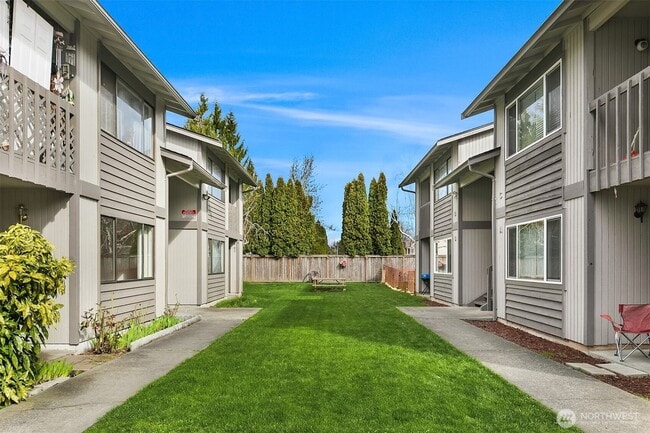 Exterior - 905 18th St NE Unit A