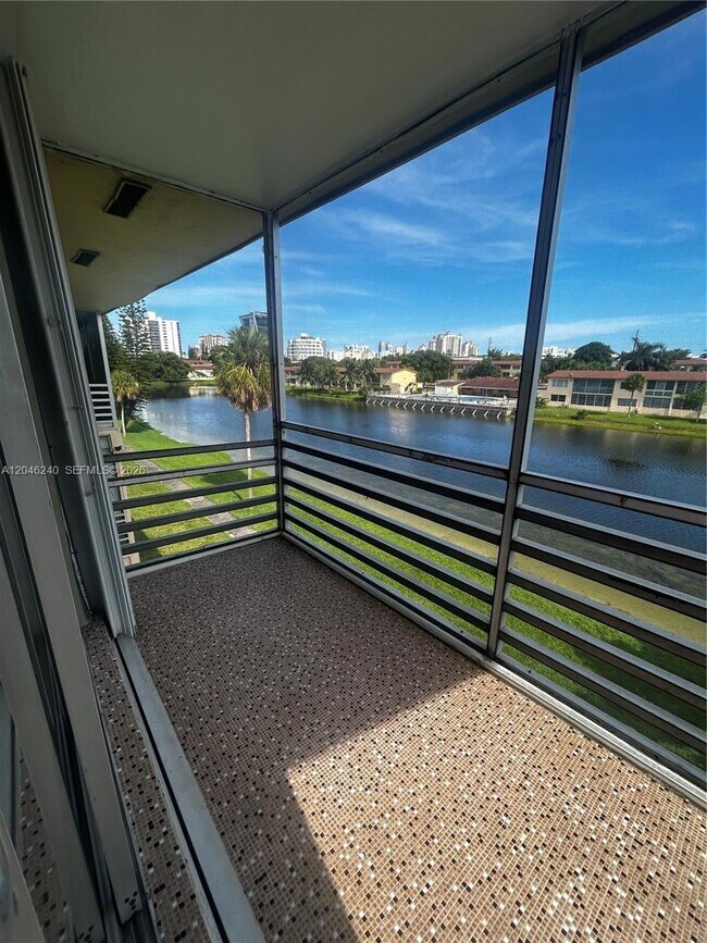2880 NE 203rd St Unit B25