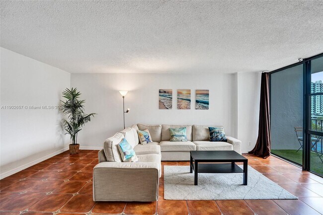 Photo - 1000 Parkview Dr Unit 412