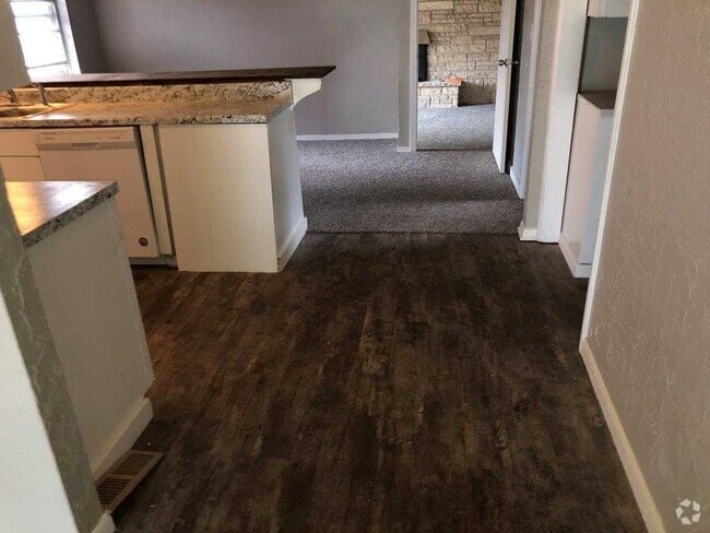 Building Photo - 4 bed garage conversion, mock fireplace, l... Rental