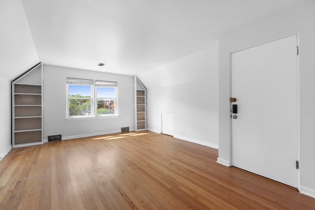 Building Photo - 1456 W Irving Park Rd Unit 3 Rental