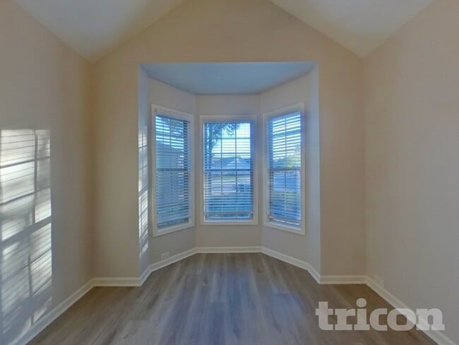 Photo - 222 High Ct Way