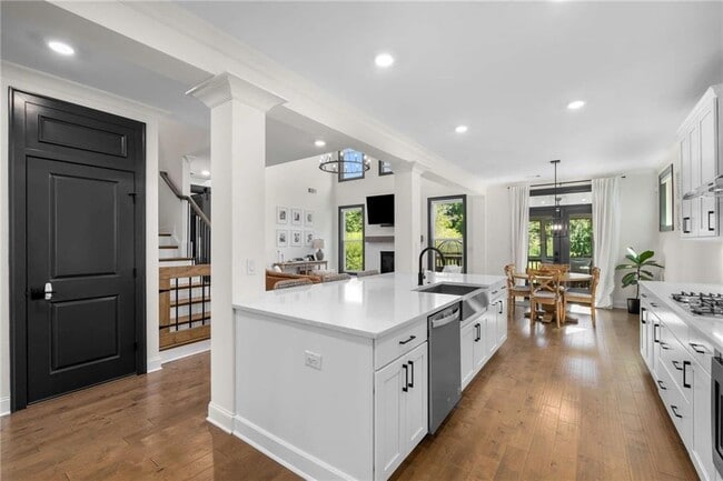 Photo - 520 Walden Glen Ln