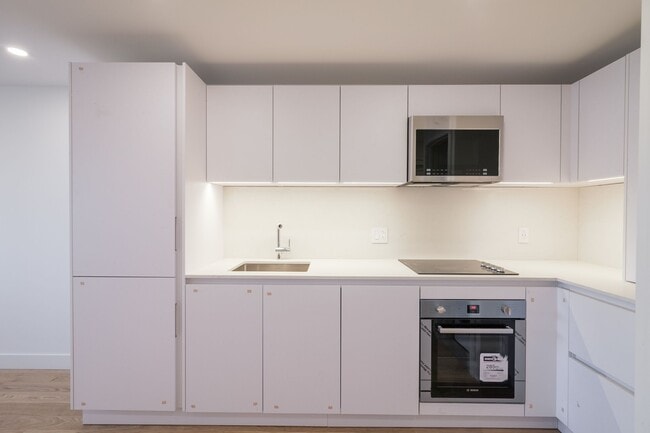 Building Photo - 3460 Rue Durocher Unit 1104