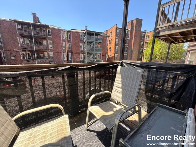 Building Photo - 1589 Beacon St Unit 4
