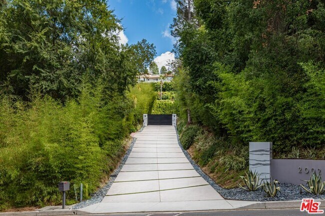 2002 Loma Vista Dr