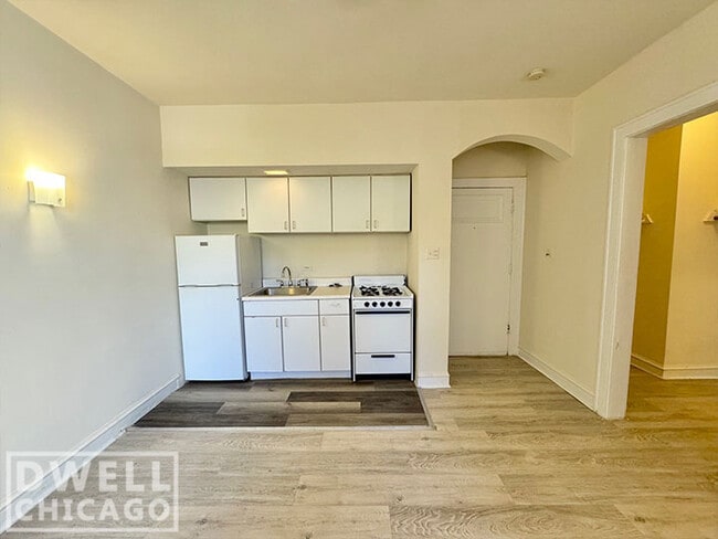 Building Photo - 6912 N Lakewood Ave Unit S