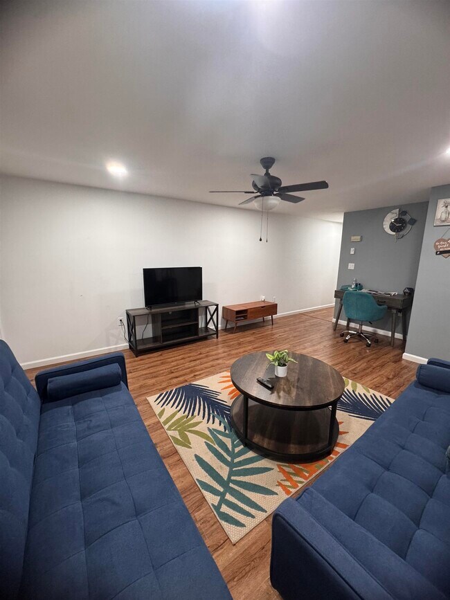 Photo - 375 Whiton St