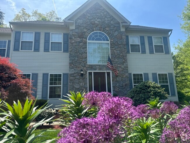 Building Photo - 6691 Deep Hollow Ln Rental