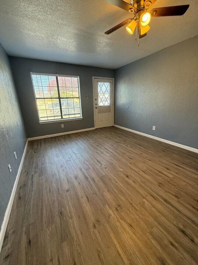 Photo - 202 Fir Dale