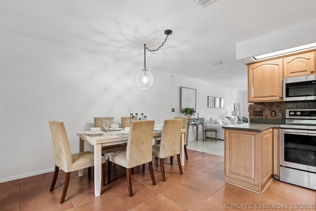 1369 Riverside Cir