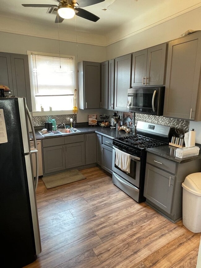 Photo - Gorgeous 3BD Apartment above commercial space ON MAPLE ST Unidad 7718 Maple St