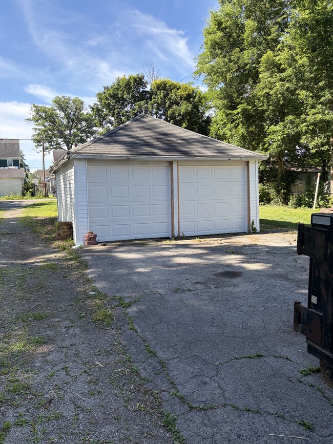 Photo - 1165 W High St