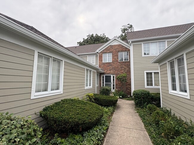 Photo - 805 Suffield Square