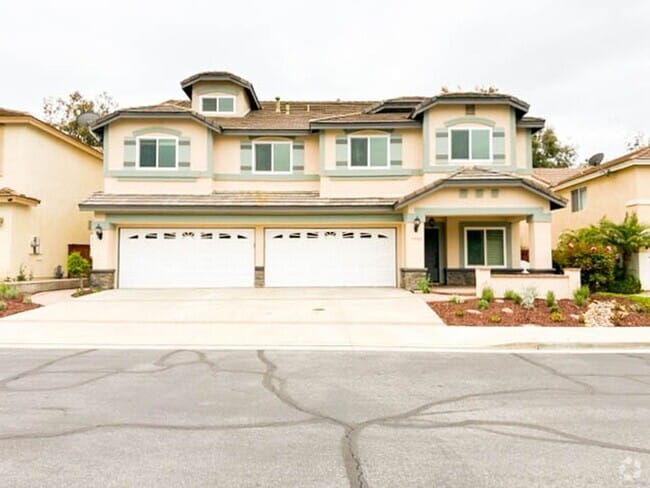 Building Photo - **STUNNING** 8 BEDROOM SOLAR HOME IN GATED...