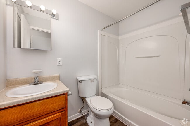 2BR, 1BA - 828SF - Bathroom