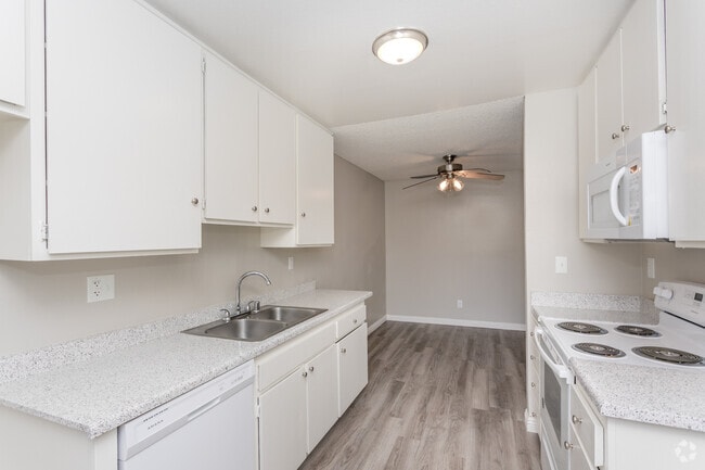 2BR, 2BA - 1100 SF