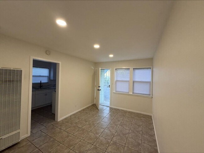 Photo - 731-737 W Vernon Dr