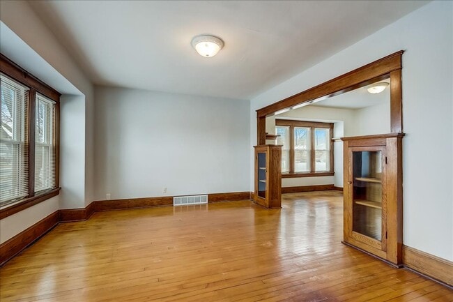 Living room - 1703 W Custer Ave