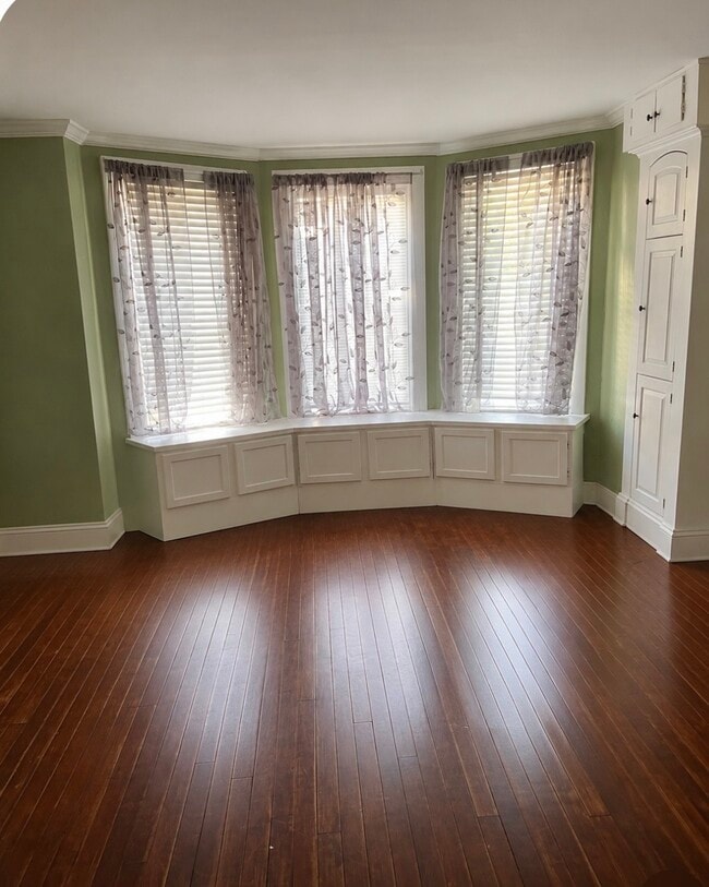 Photo - 168 S Pleasant St Unidad Suite - All Utilities Included