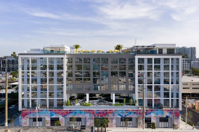 Building Photo - 2200 NW 1st Pl Unit PH2