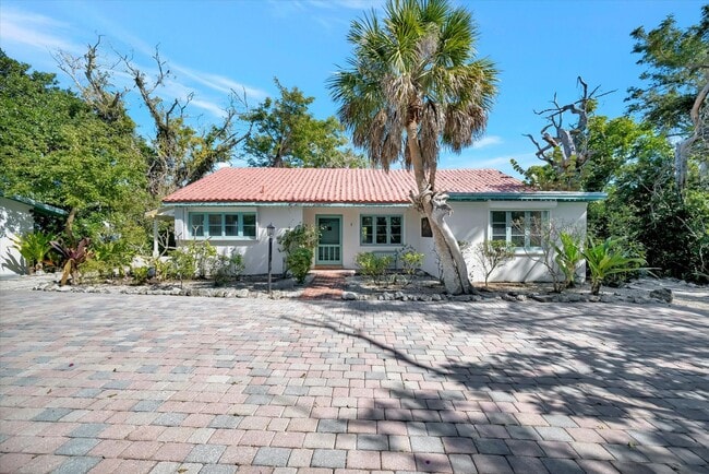 Building Photo - ALL THE CHARM! - Siesta Key 1+ acre on the Bay - 3 bed/ 2 bath pool home