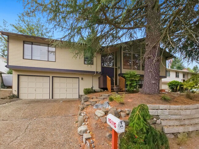 Photo - Charming 4-Bedroom Home with Bonus Rooms &...