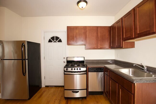 Photo - 814 W Cornelia Ave Unit J07P