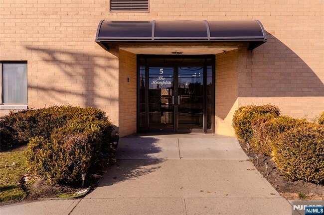 Building Photo - 5 Linden St Unit 2H