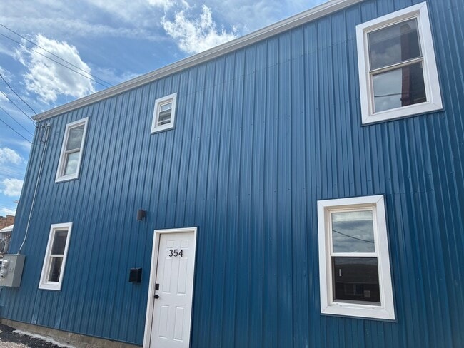 Building Photo - 352-354 Ermine Way Unit 352 Ermine