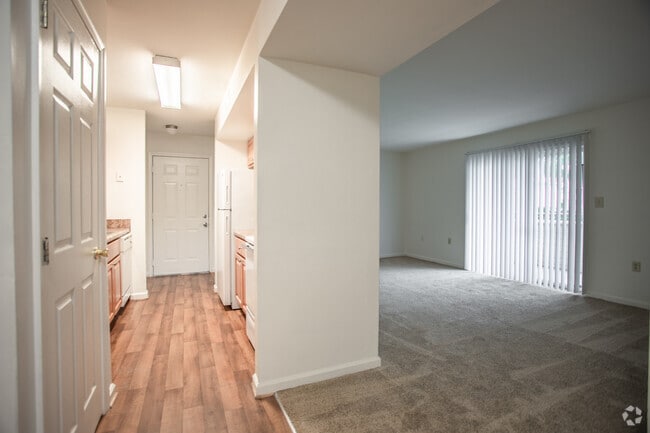 3BR,1BA,-1250SF,Garden