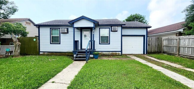 Building Photo - 707 W 6th St Rental