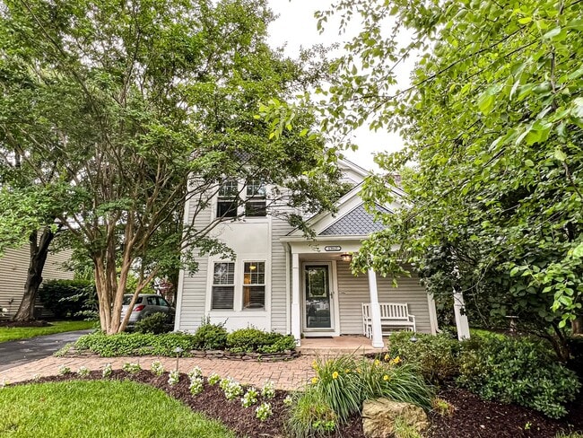 Building Photo - Bright And Relaxing 2 Bed 2 Bath Partially Furnished Home in Beautiful Franklin Farm Foundation